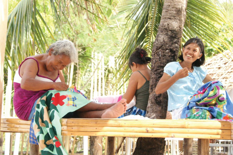 カオハガン・キルトを作るフィリピン人女性たち