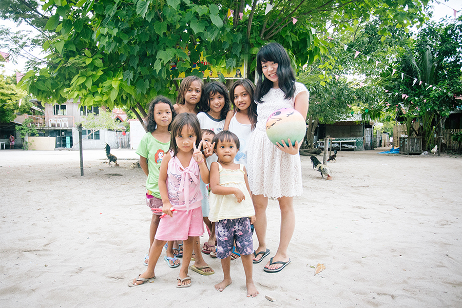 カオハガン島の子どもたちと日本人女性