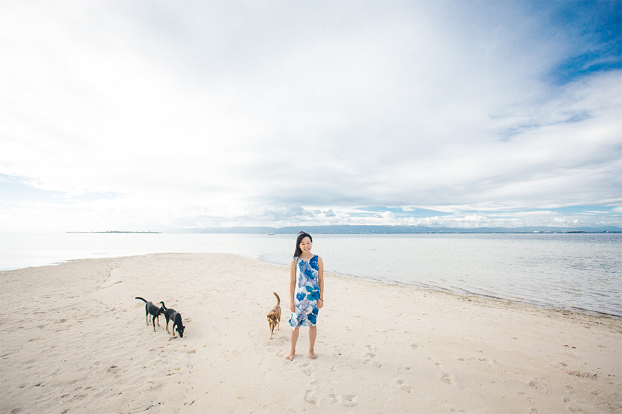 カオハガン島のビーチに立つ日本人女性