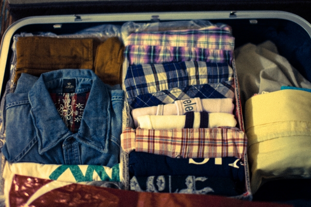 スーツケースに詰め込まれた衣類