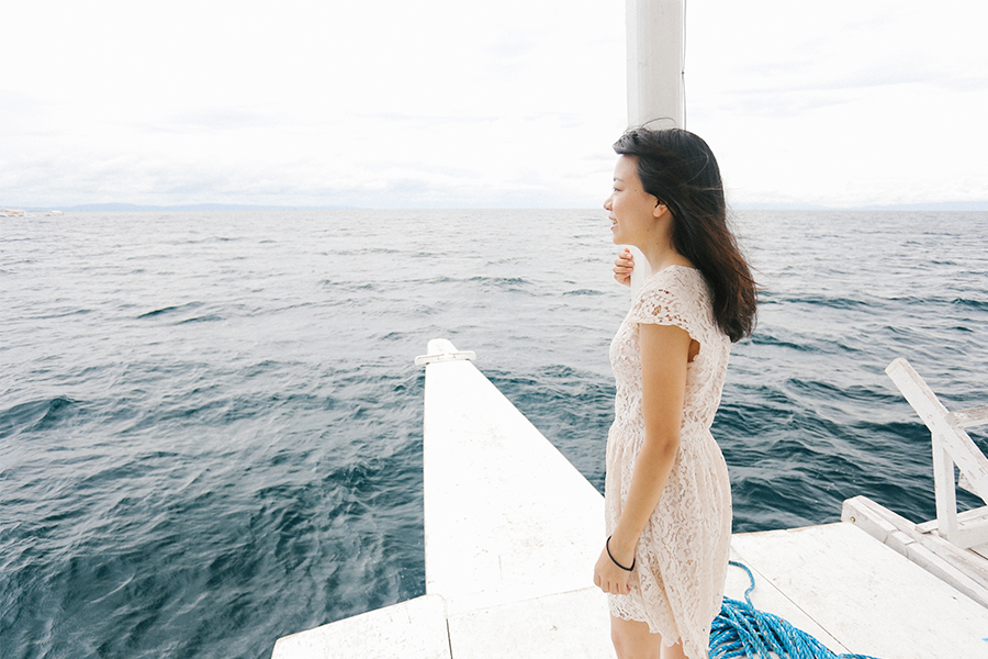 ボートから海を眺める日本人女性