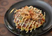 click to zoom image お好み焼き。トッピングも種類あり。
P120〜