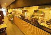 「リトル呑ん気・SM シティー Cebu支店」の店内。オープンキッチンスタイルです。