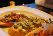 タパス スペインのオードブル。パンの上にサーモンやキノコ、ゴーヤがのっている。前菜、おつまみにぴったり。（お好み3種類で P160）