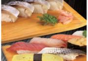 奥）サバ棒寿司、　手前）にぎり寿司盛り合わせ
サバ、はまち、こはだ　など　日本から直送の寿司ネタ