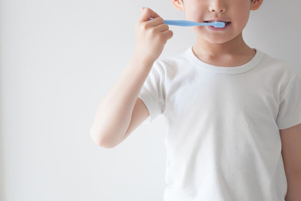 歯磨きをする子どもの写真