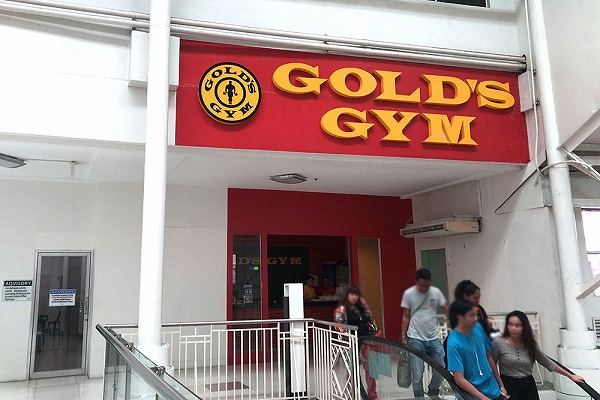 アヤラモールのgoldsgym正面