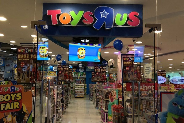 アヤラモールのtoysrus正面