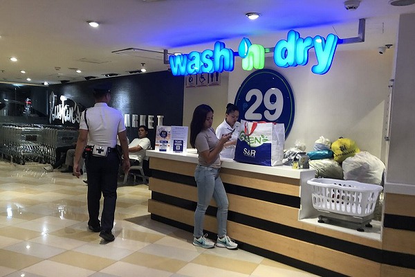 アヤラモールのwashndry正面