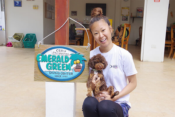 セブ_モアルボアル_ダイビングショップ_ダイブマスターのスタッフと看板犬