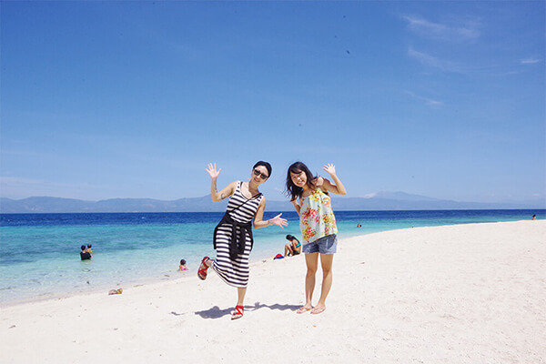 セブ_モアルボアル_ホワイトビーチ_海の前でポーズをとる女の子たち