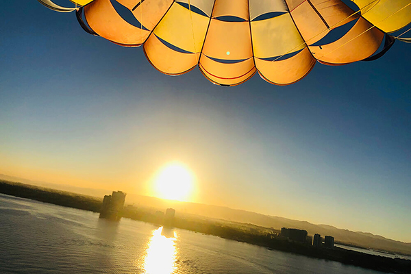 セブ_アイランドホッピング_パラセーリング_パラセーリングから眺める夕日