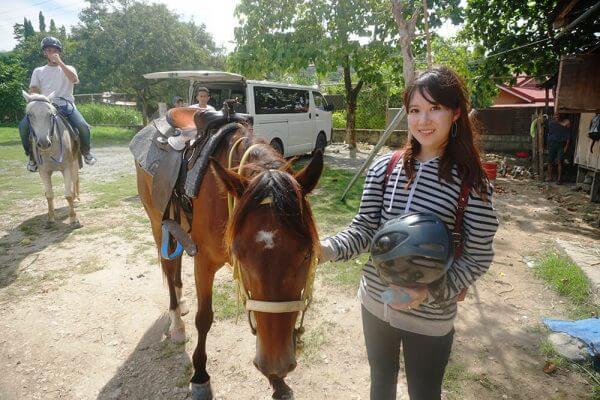 セブ_オプショナルツアー_乗馬_馬の隣に立つ女の子
