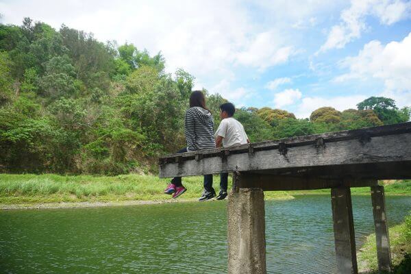 セブ_オプショナルツアー_乗馬_池のほとりにいるカップル