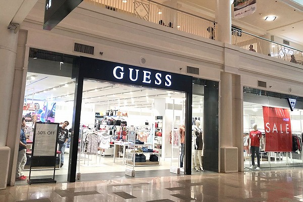 アヤラモールのguess正面