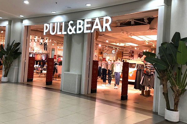 アヤラモールのpull&bear正面