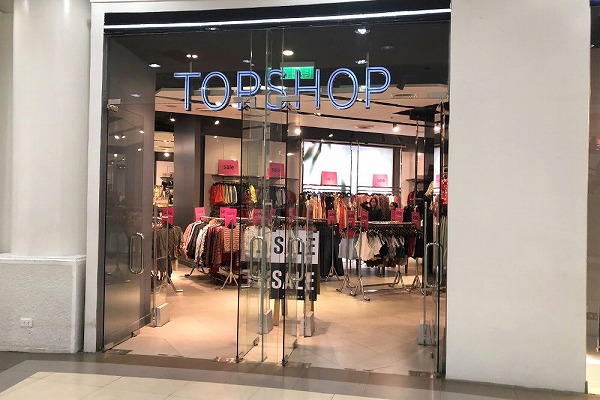 アヤラモールのtopshop正面