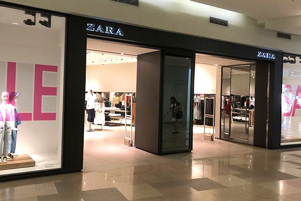 アヤラモールのzara正面