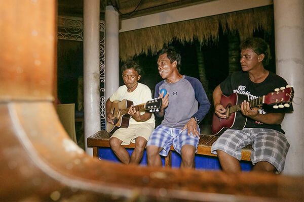 楽器を弾いたり、歌を歌うフィリピン人男性たち