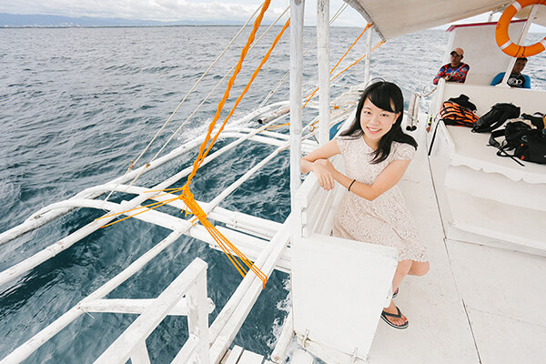 ボートに乗る日本人女性