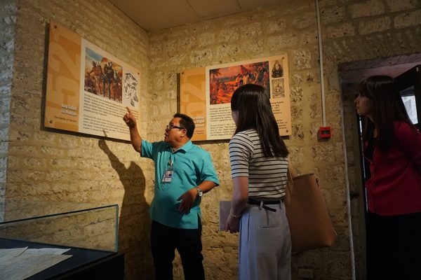 セブ市内観光ツアー、博物館スタッフ説明