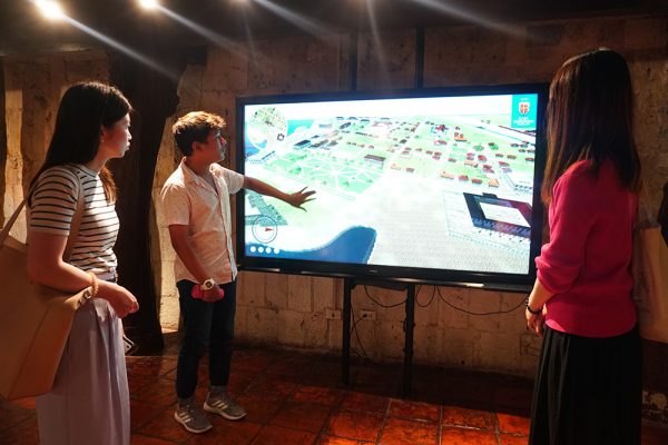 セブ市内観光ツアー、カサゴロルド邸のスタッフ説明