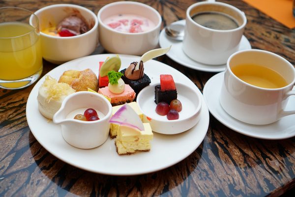 セブ市内観光ツアー、クエストホテルビュッフェのスイーツと飲み物