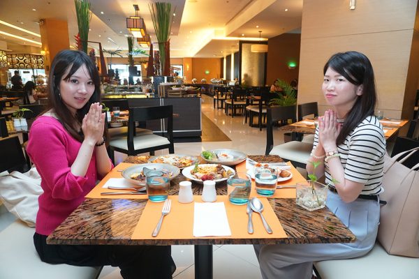 セブ市内観光ツアー、クエストホテルビュッフェの食事の様子