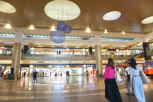 セブ市内観光ツアー、SMシティモールの中