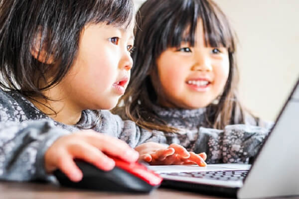 オンライン学童を受ける子ども