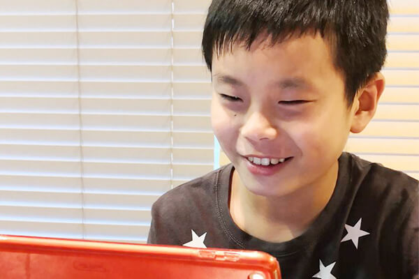 オンライン英会話レッスンを受ける子ども