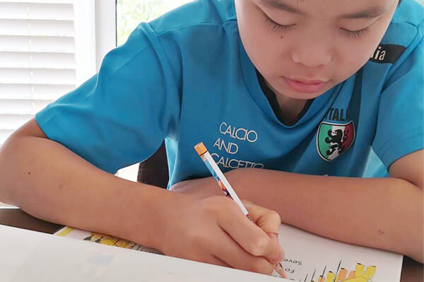 英語の勉強をする子ども