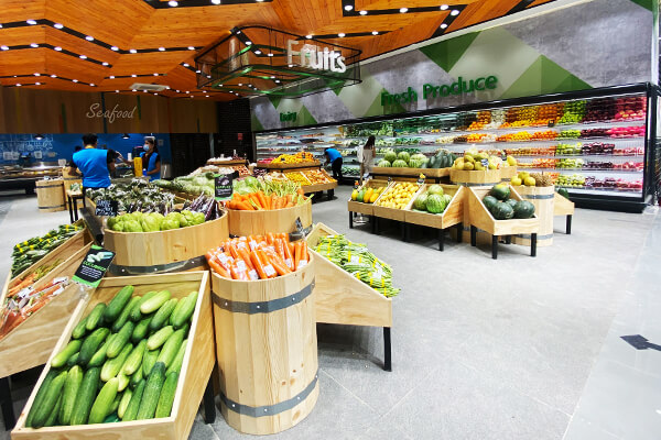 スーパーマーケットの野菜コーナー