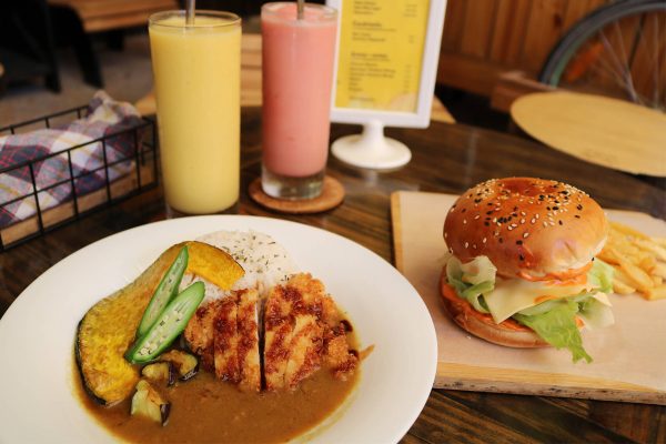 野菜カレーとハンバーガー